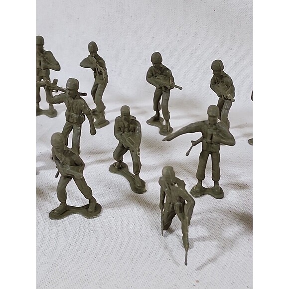 Vintage Lot Of 19 Military Plastic Toy Figures - Picture 7 of 10